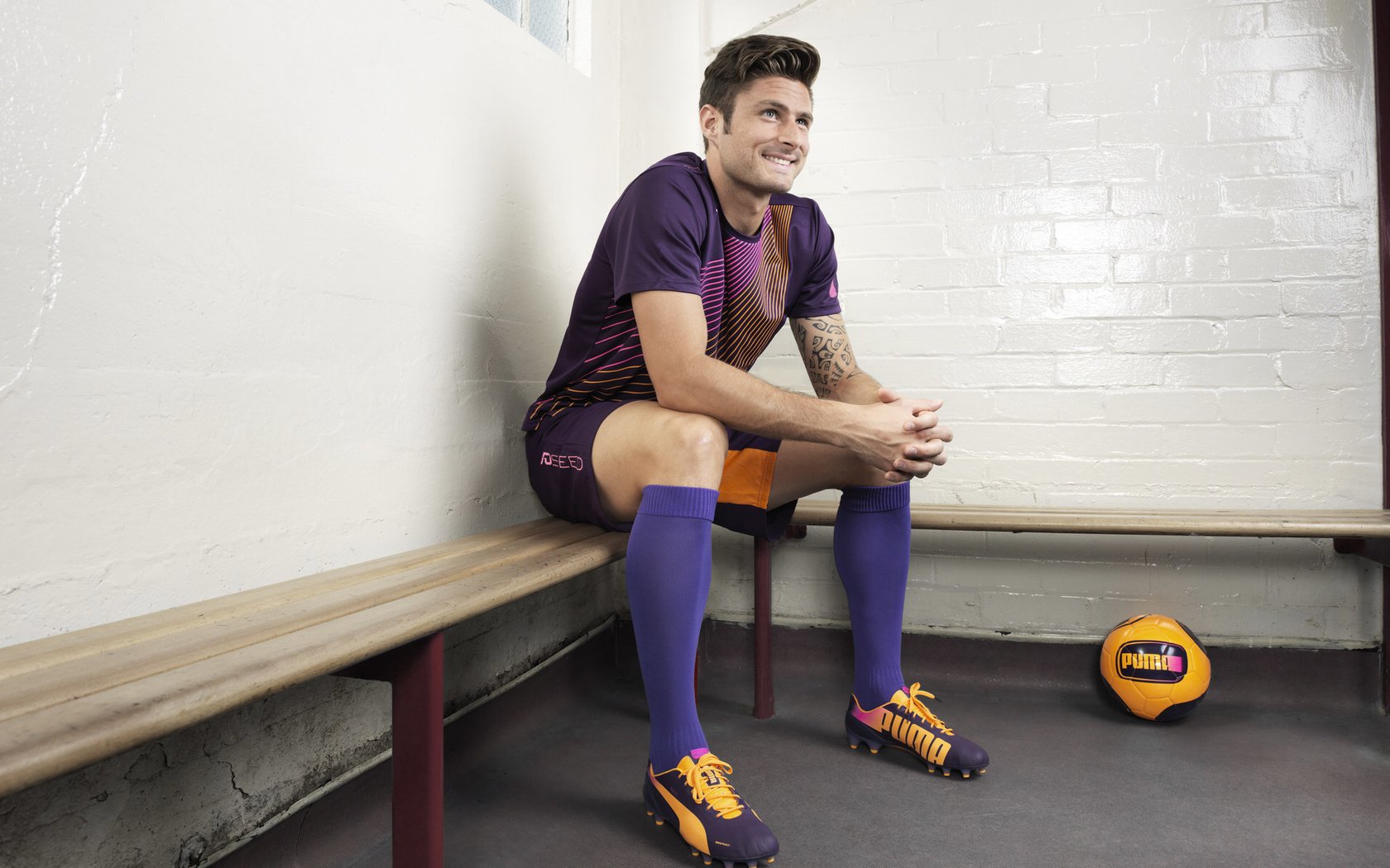 C罗赠球迷签名球引发热烈反响,c罗的签字